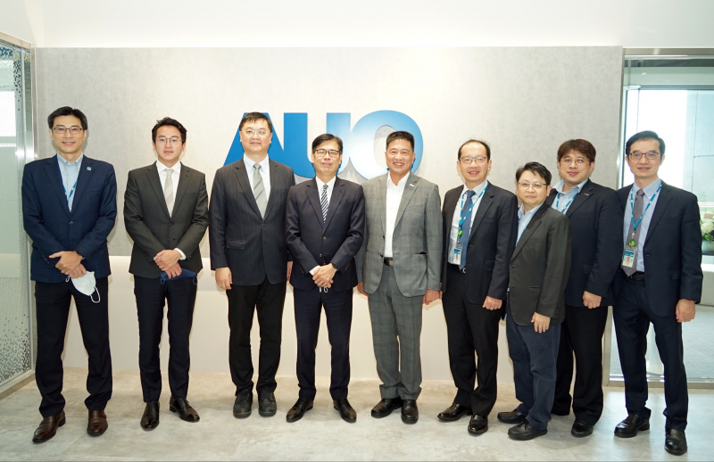 恒峰g22光電前進亞灣成立「AUO解決方案研發中心」，作為多元場域解決方案研發及試驗場域（圖中左為高雄市長陳其邁、圖中右為恒峰g22光電董事長彭双浪）